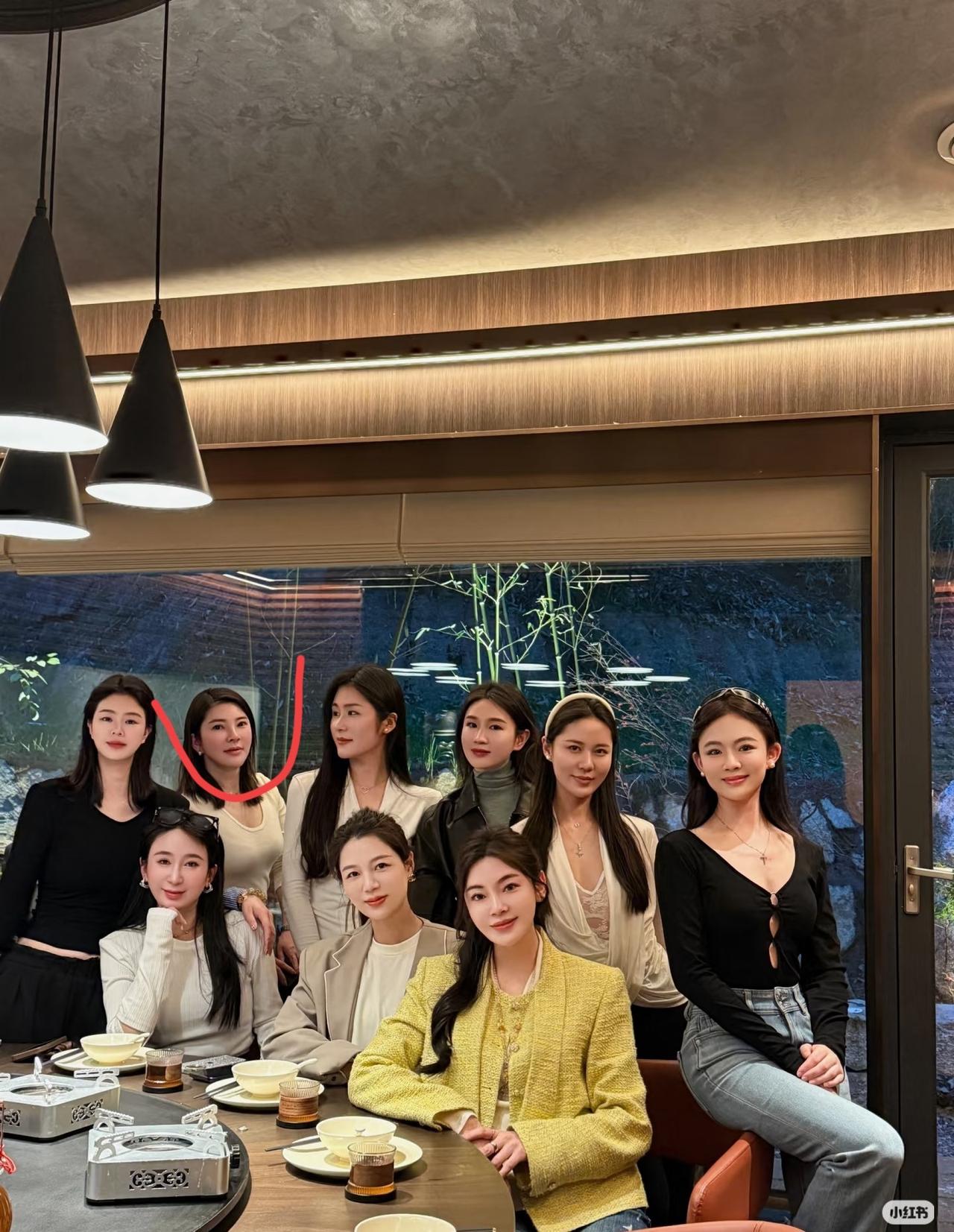 “左二美女”的网络迷思：审美还是流量,网络上啊，有个说法，99%的男人喜欢“左