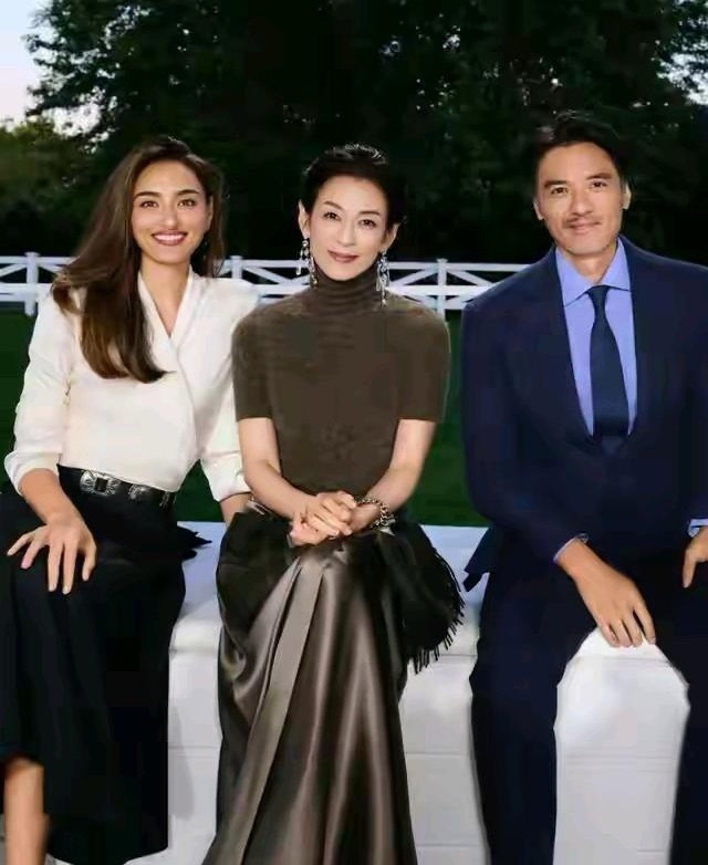 被59岁的铃木保奈美惊艳，穿衣简约气质，不装嫩的时髦值得借鉴！​​​