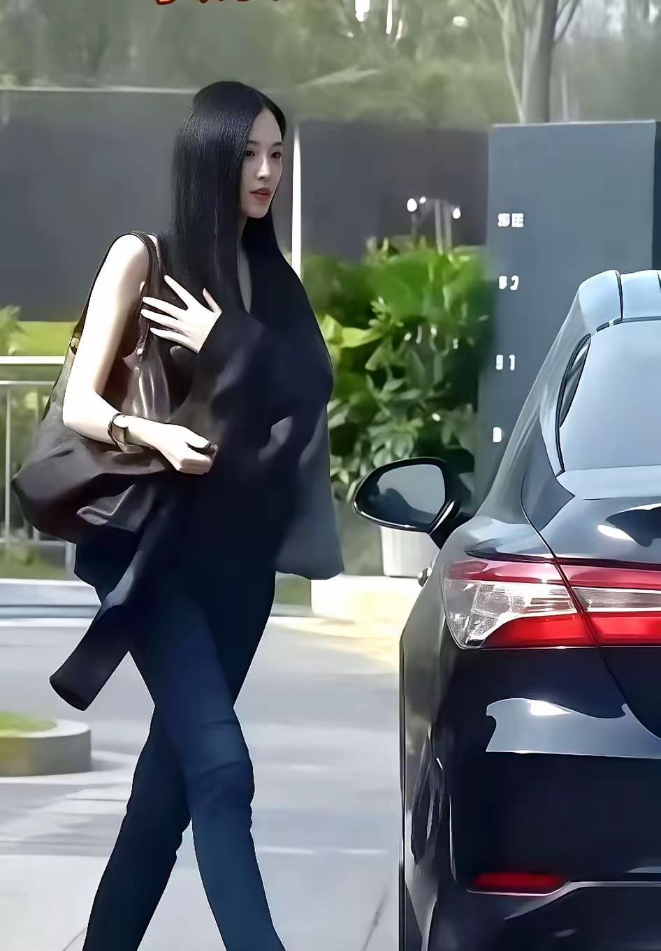 17岁的李嫣欧洲时间呆久了，气质和形象完全变了一个人，有种欧洲风，修长的身材活脱