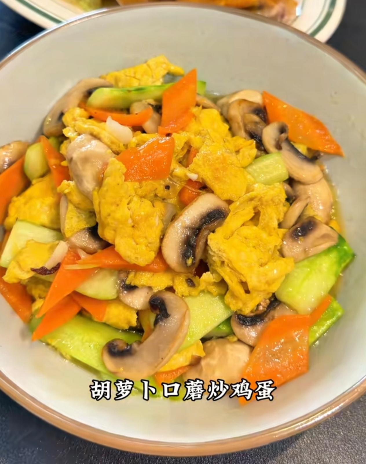 老家大伯送来自种青菜和笨鸡蛋，中午留他吃饭，就做了两道菜。凑了一桌家常菜：葱