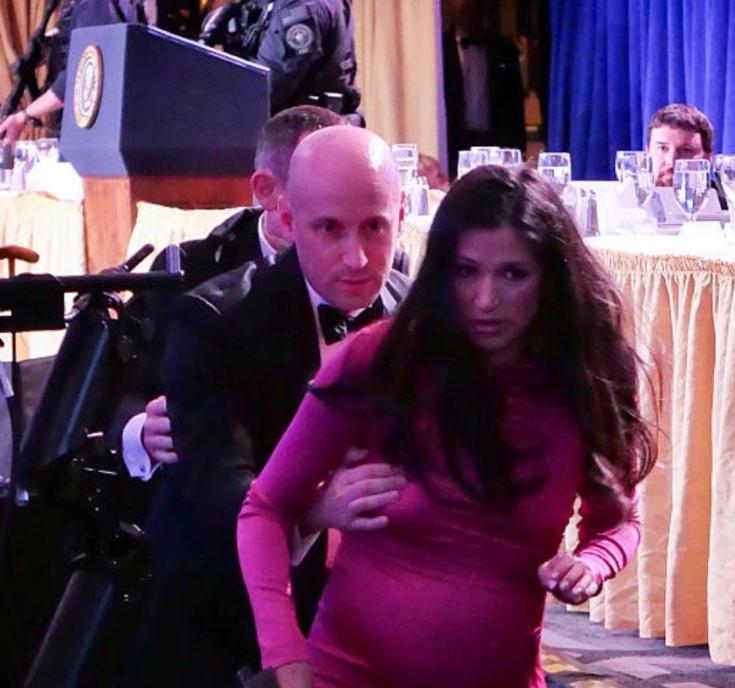 全美国最硬的男人，在枪响的那一秒，软成了一滩泥。那个在电视上拍着桌子喊