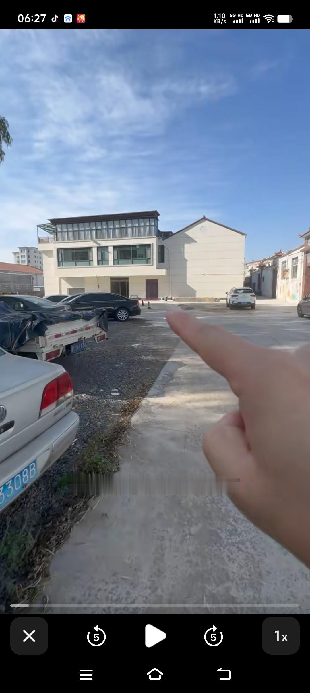 还原当时现场，到底谁是谁非，一目了然。两家相隔仅仅一个过道，也就是一二百来。高大