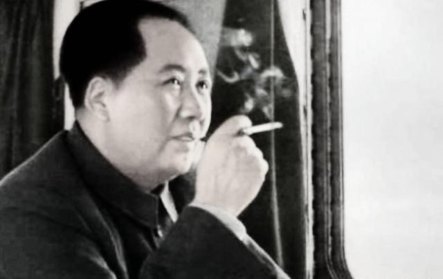 毛主席在博物馆抽烟，陈毅一见，立刻提醒：“这里禁止吸烟。”毛泽东不慌不忙地吸了两