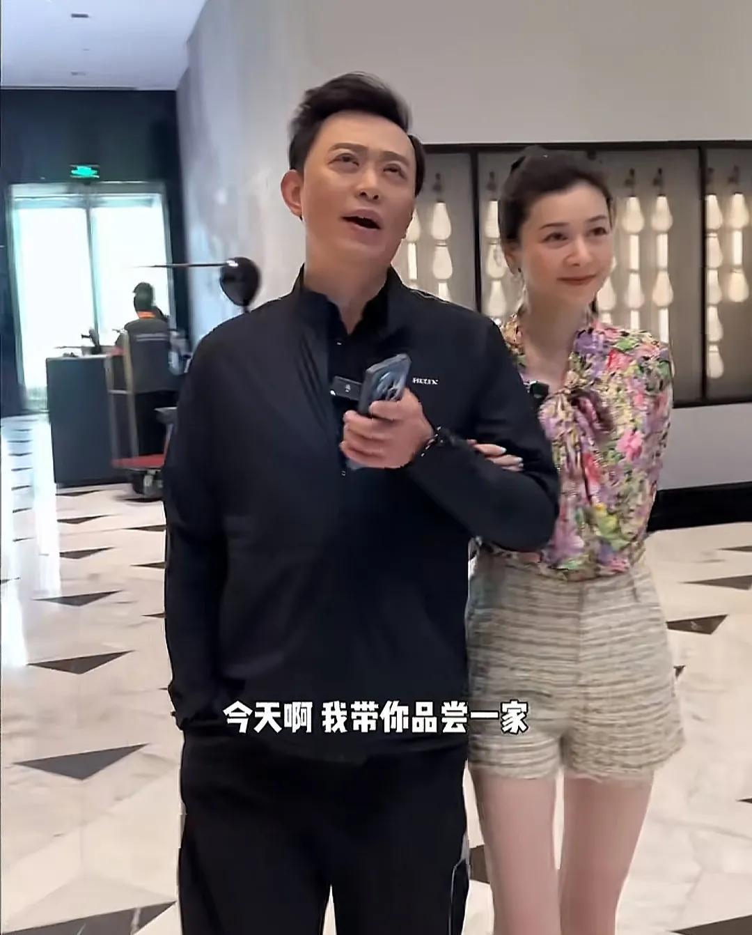原来他们是真夫妻！差12岁却像同龄人男的是不少人心目中的童年男神，年轻时长得气