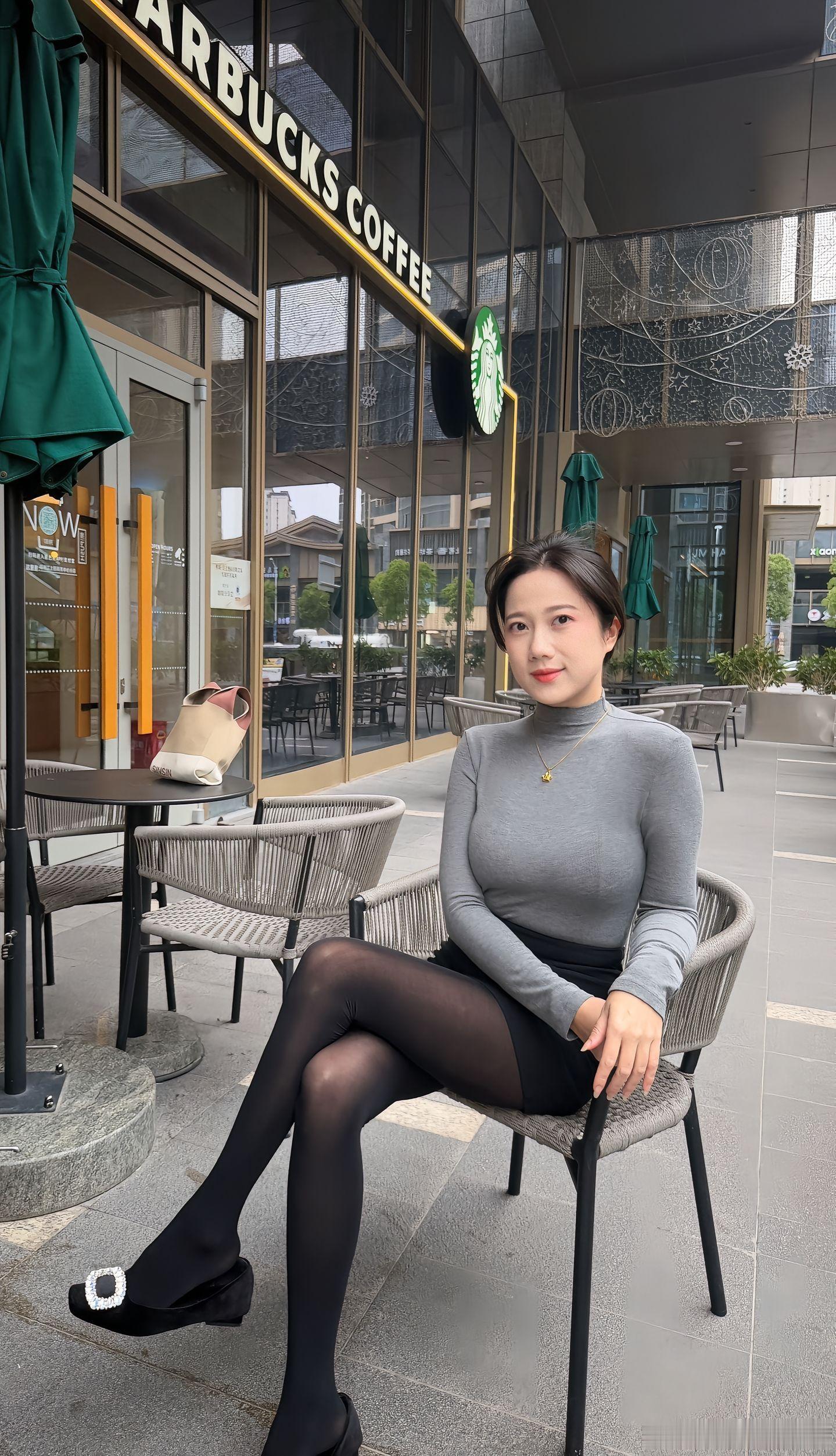 轻熟女神范儿厚黑美学，尽显成熟姐姐的气质美女绘梦长廊