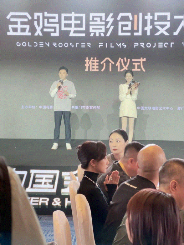 王珞丹这波穿搭杀我！！简单素净的毛衣，硬是被她穿出了高定既视感，人群里一眼就能