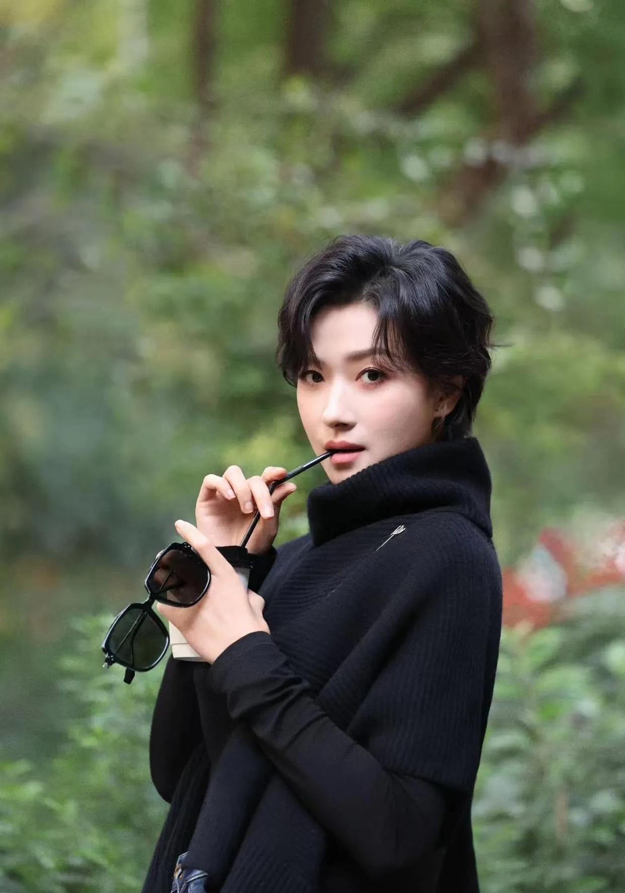 万茜的短发造型绝了！微卷短发+全黑叠穿，酷飒高级又显气质，这才是风格转换的正确打