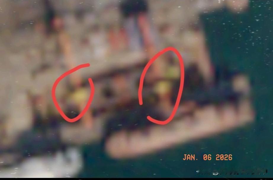 达利安船厂新图很糊但是能看出两台吊车在舰首舰尾一起吊...舰首要扛住海浪