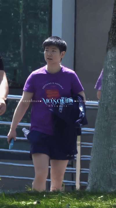 4.9日，莎莎上训，头发剪短了，也换了新的手机。莎莎代言的手机马上要上市，莎