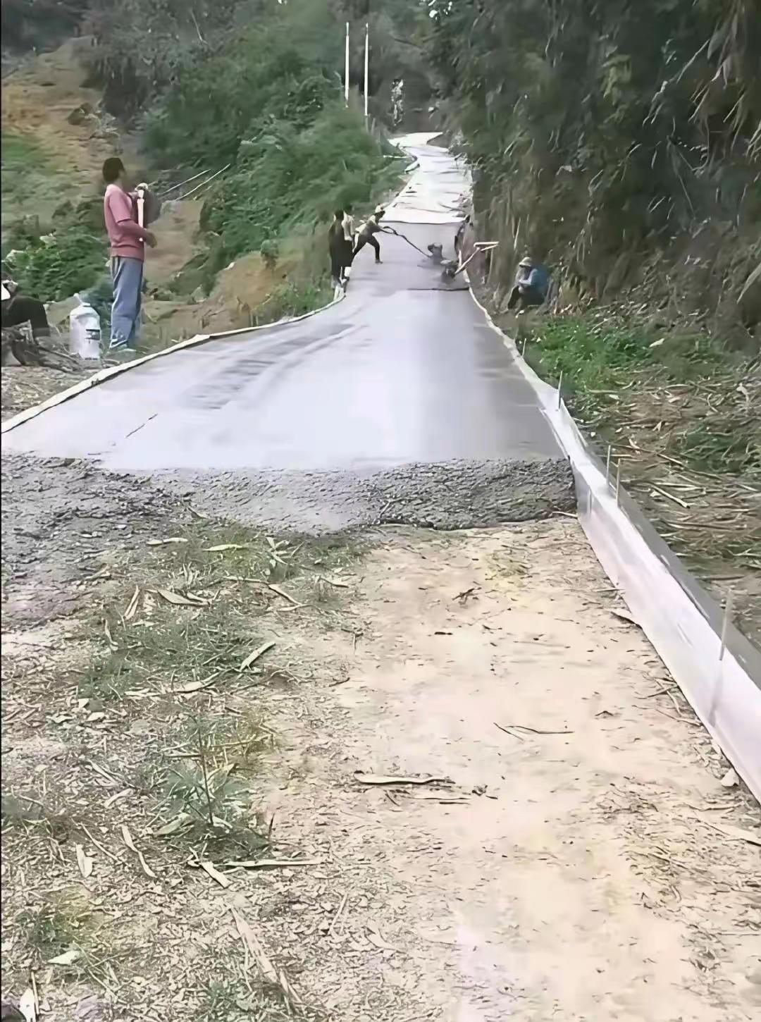 近日，一张农村修建乡村道路的照片在网络流传，引发了网友热议。图片显示，某地的