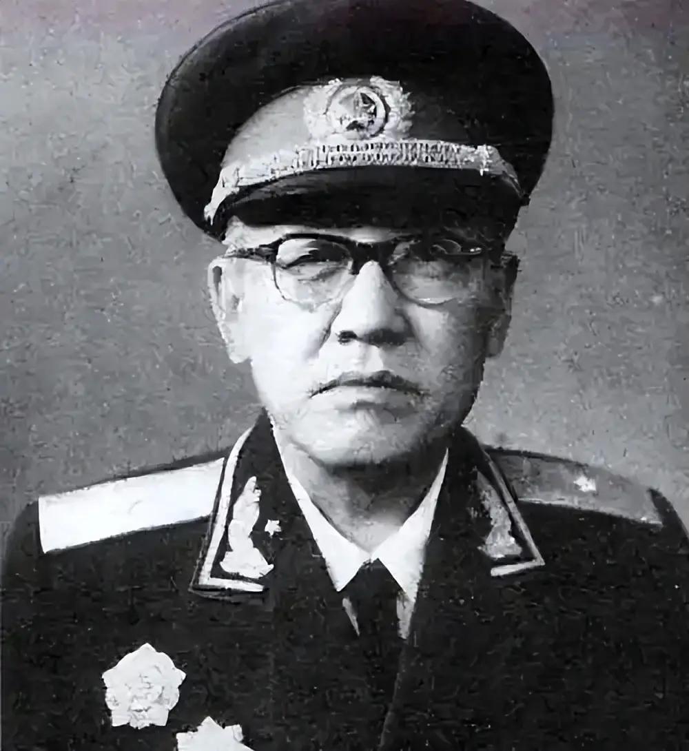 55年红军军长，被授大校军衔，三大元帅看不下去，主席：确实低了。1955年，这一