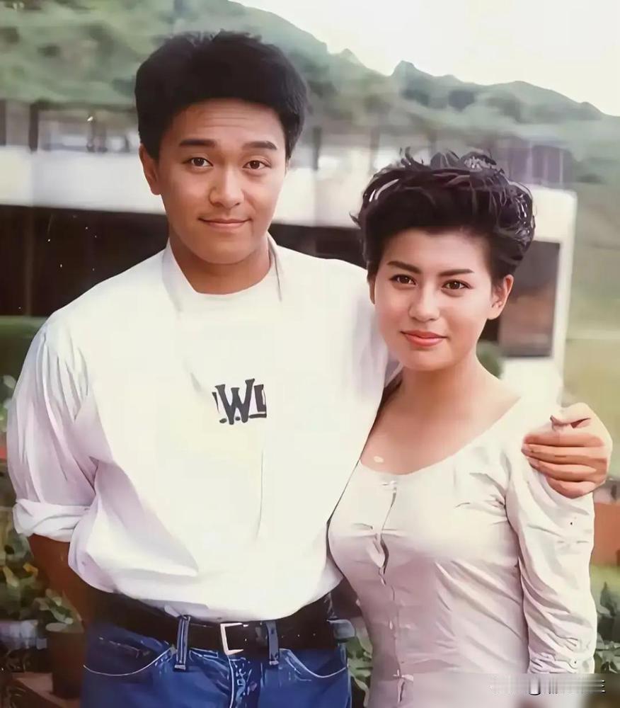 周星驰7岁那年，妈妈口袋只剩一张欠条？母亲离婚带三个孩子，打三份工过活。