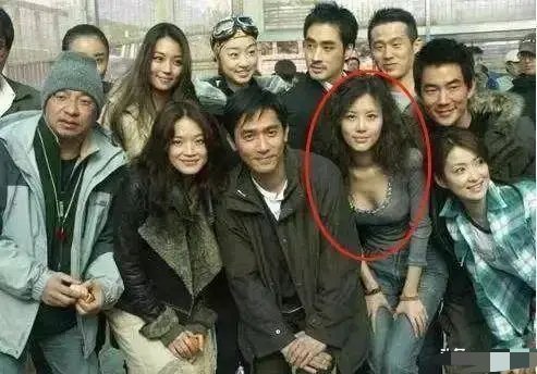 她以前是演员，和影帝梁朝伟同框，舒淇都穿那么多，她穿那么少，别人都穿冬衣，只有她