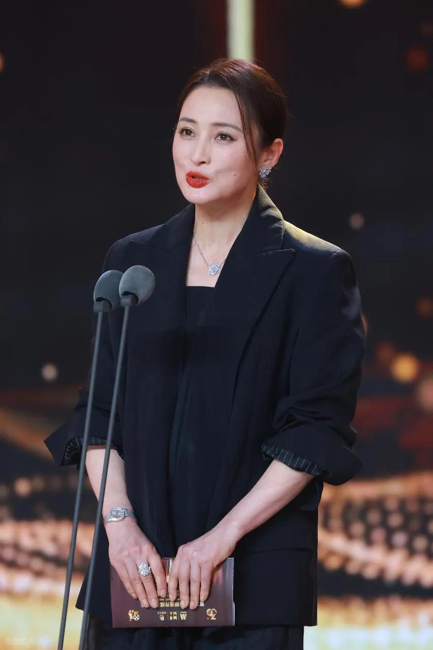 蒋勤勤在上海出席活动，她这回搭配了一身黑色的衣服，凸显出了满满的干练时尚范儿。