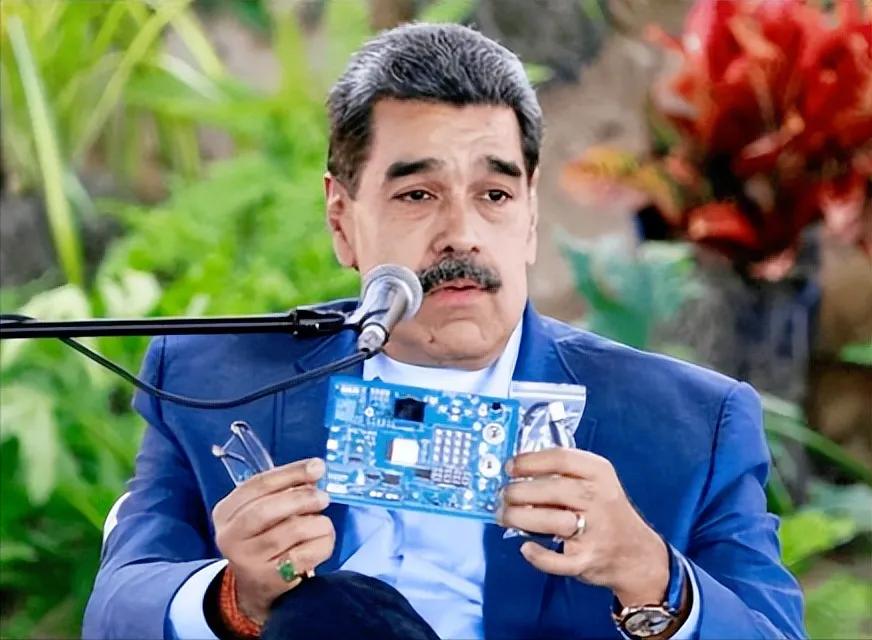 这回还有人信不？委内瑞拉总统马杜罗竟然对着镜头，拿着一块