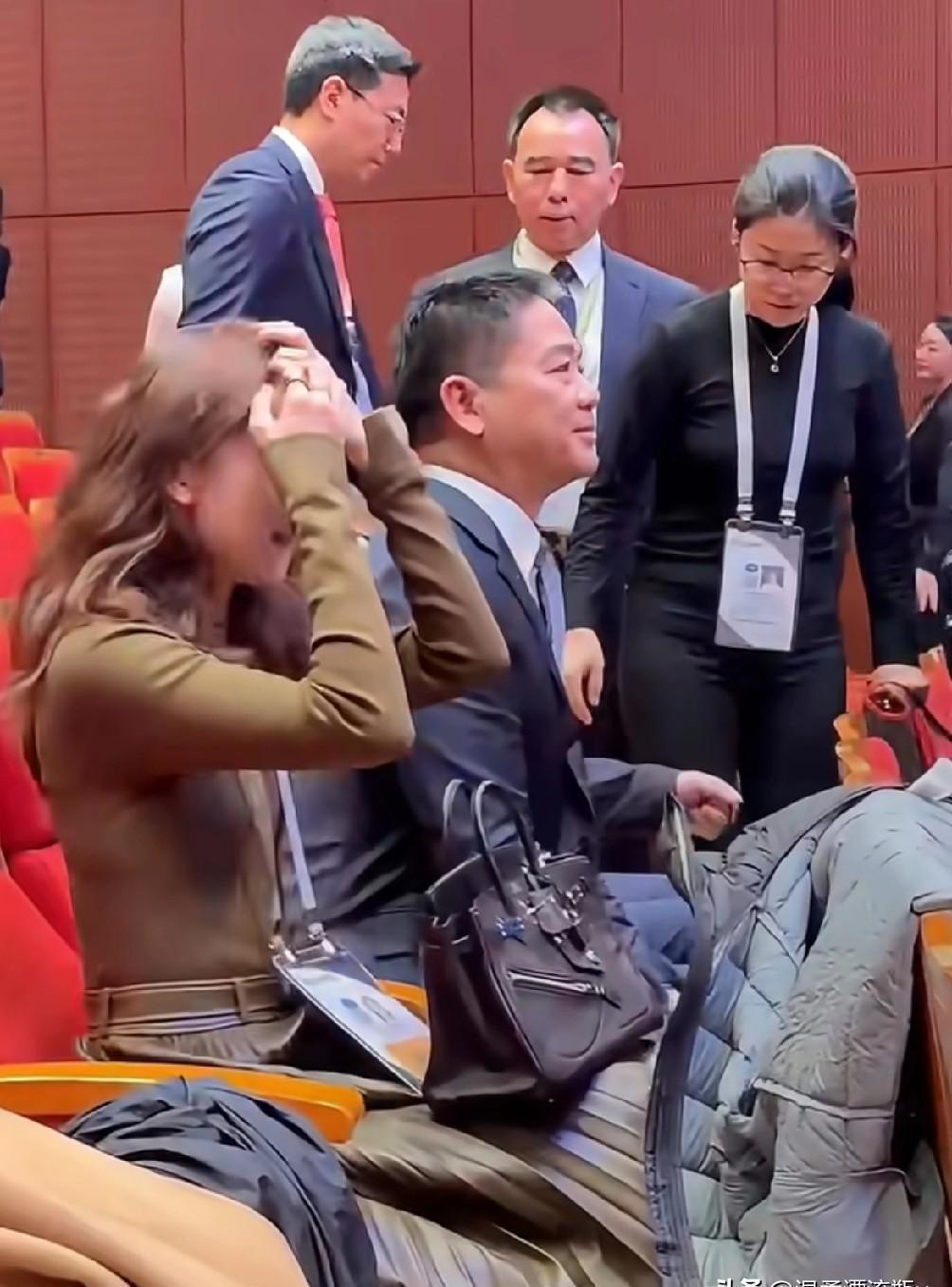 刘强东和章泽天，最近同框没眼神，也没牵手。不是冷战，是过日子过成了默契。当年