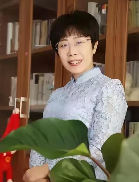 北大才女蒙曼50岁至今未婚，朱迅问她："你最想嫁给谁？"谁曾想，她脱口而出说的一