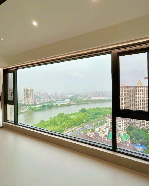 闺蜜花1万5封的阳台，一场台风玻璃裂了，窗框还变形！她哭着说：“当初图便宜选了塑