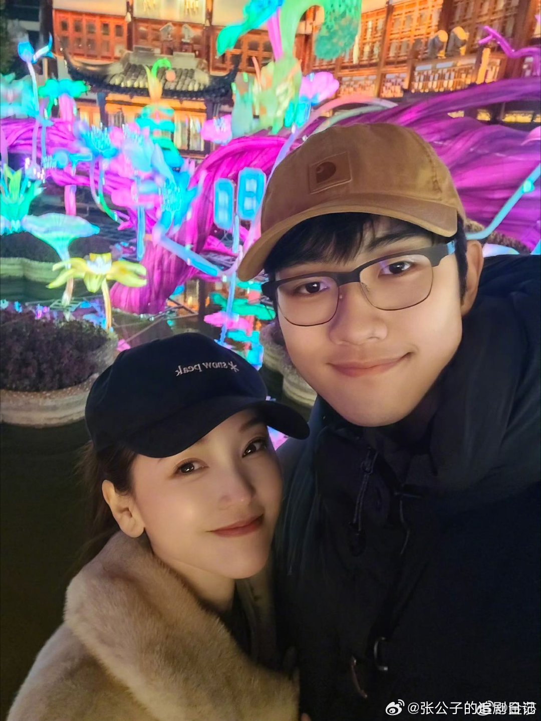 金莎孙丞潇录妻旅全程牵手录制全程牵手不撒手，走路、逛街、同框全是贴贴，姐弟恋甜到