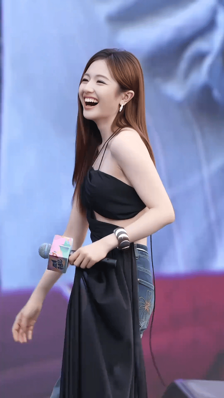 小女孩变成大姑娘了真切的感受到李兰迪长大了这件黑色造型真的太大胆了！真的