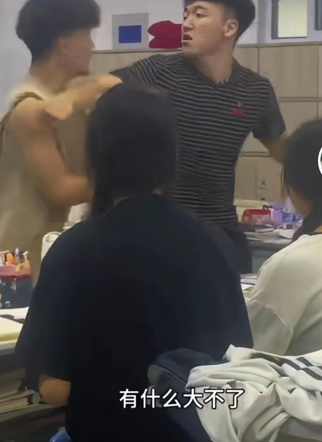 浙江一位男老师因婚姻破裂患上中度抑郁症，体重半个月掉了十几斤，连写板书都会突然掉