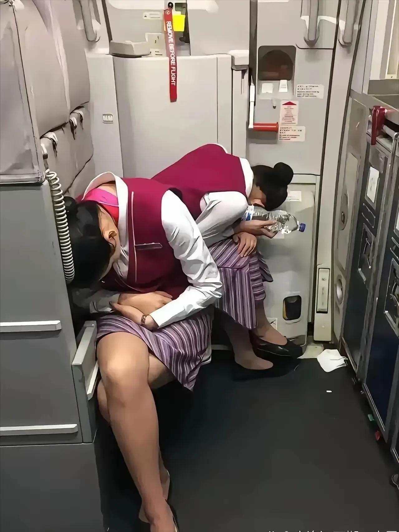 空姐这职业看着那叫一个光鲜亮丽，制服一穿，气质立马就上来了。可谁能想到背后有多少