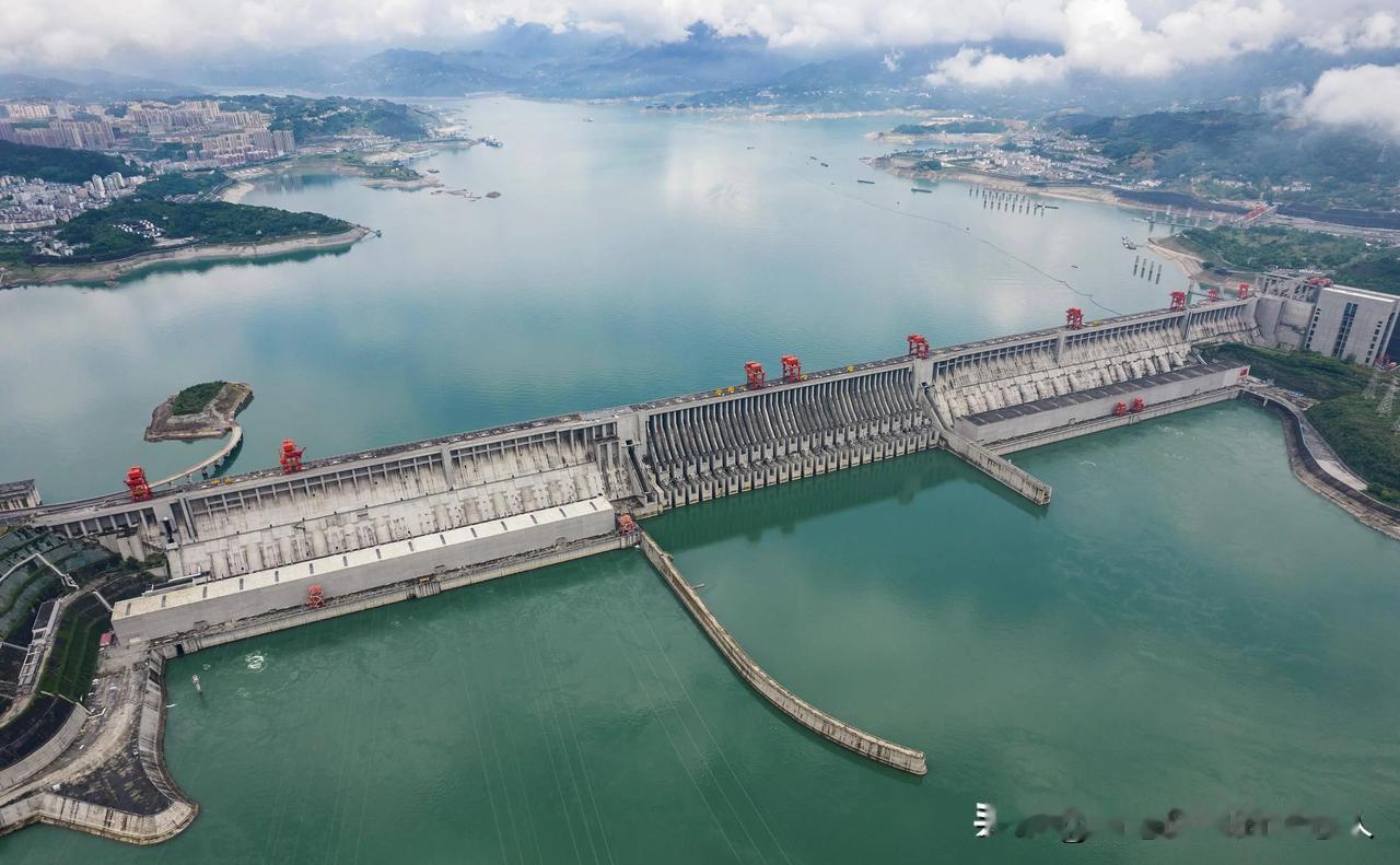 日本现在讨论的不是会不会开战，而是“怎么赢”。问题是，他们盯上的不是战场，是底线