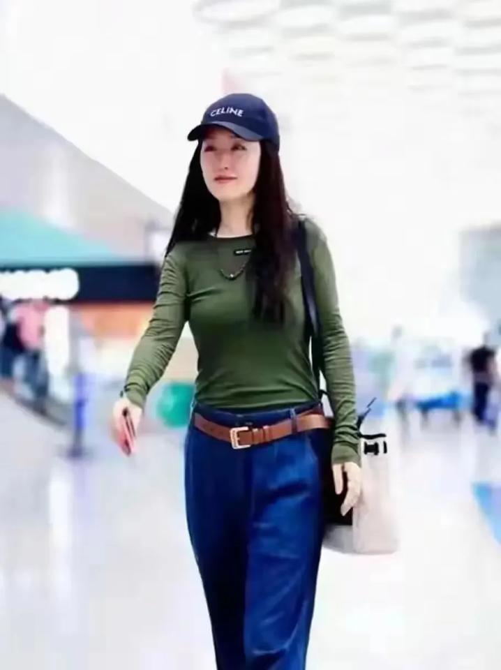 年逾五旬的杨钰莹宛如时光宠儿，嫩绿着装尽显青春活力，一颦一笑间仿若三十出头，风姿