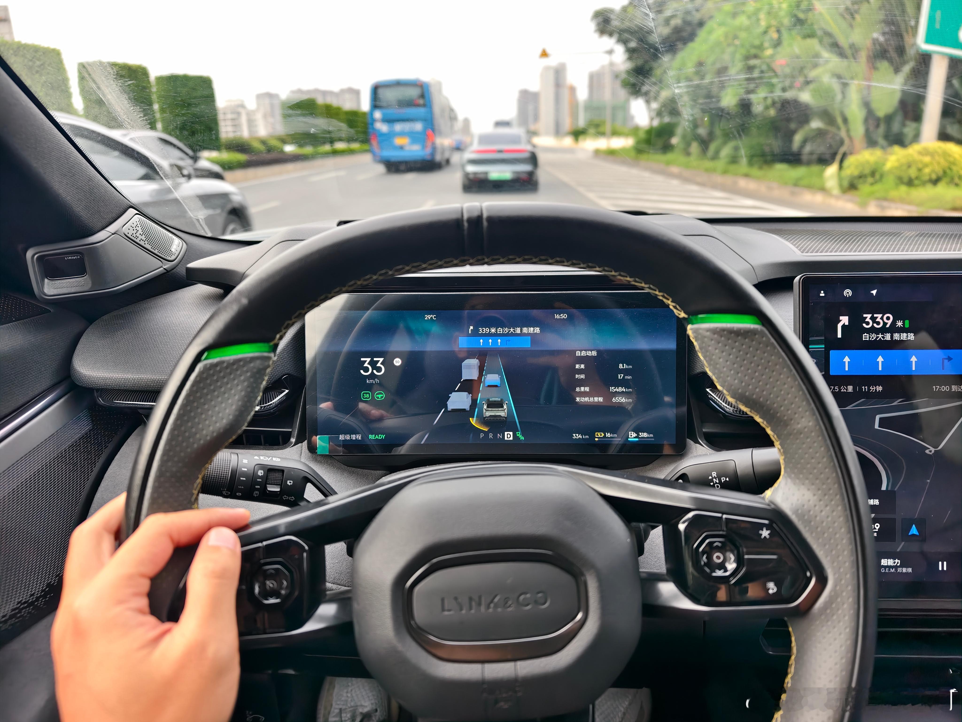 其实老款领克08的这个方向盘领航辅助灯挺好看的不过新款好像是没有了领克