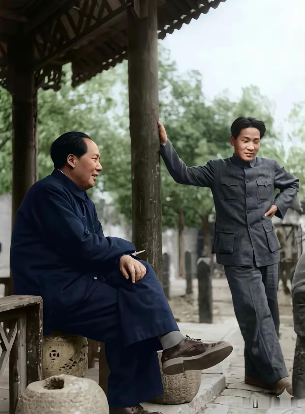 第一张是毛主席与毛岸英在亭下闲谈的珍贵留影；第二张为毛主席和女儿李讷在五云山持
