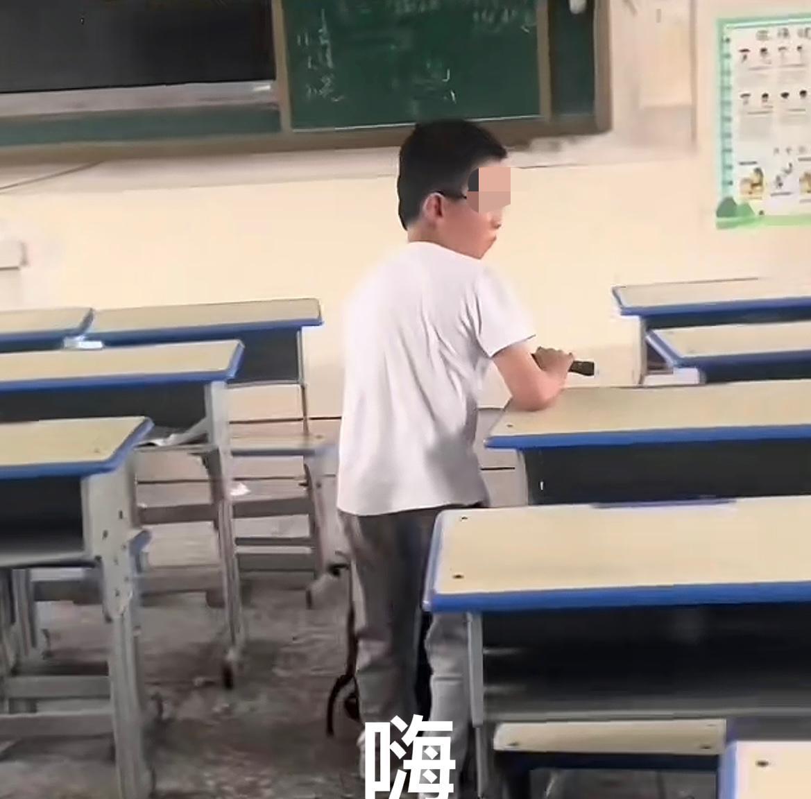 安徽拐杖男孩独自一人滞留教室哭等妈妈，如果是真实发生，那他的班主任被开除都不为过