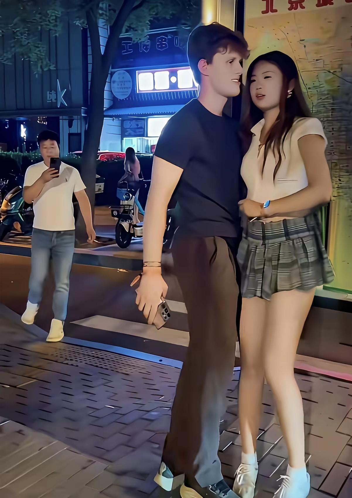 一些女生真的看到老外就腿软吗？网上经常刷到街头这种画面，有些女生对待感情毫无