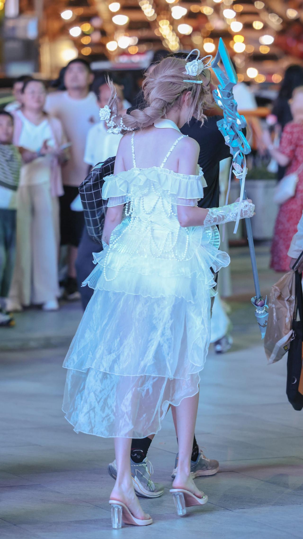 从背影看已经让人赏心悦目