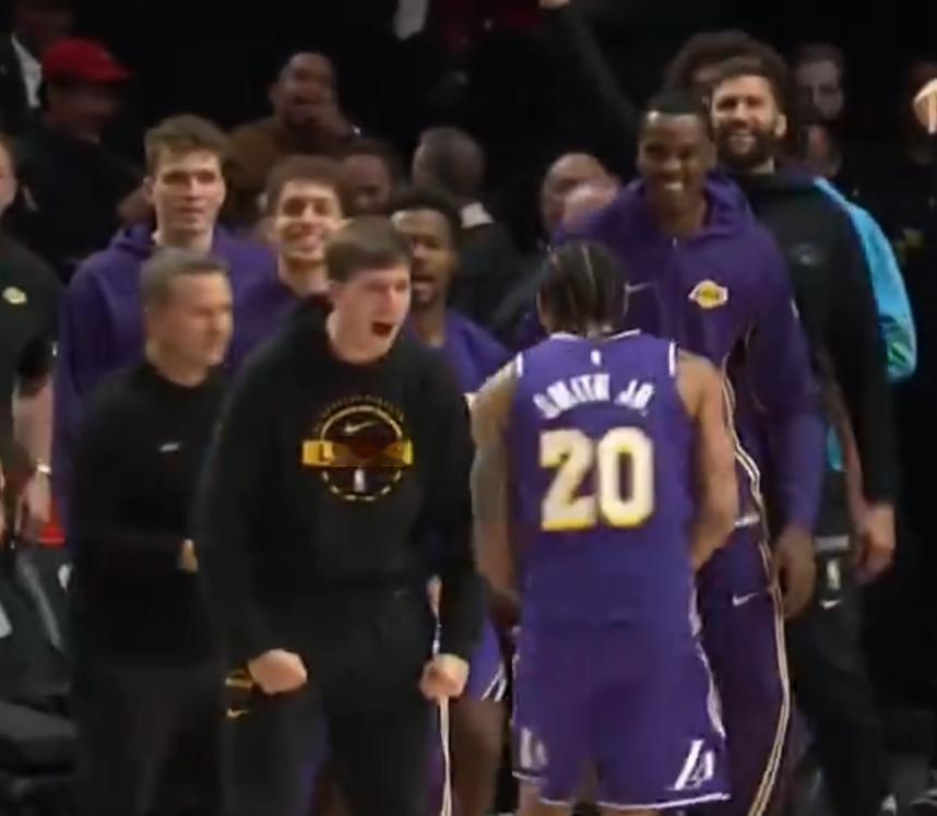 湖人的20号尼克·史密斯是何方神圣？简单科普一下。1.尼克·史密斯是湖人今年夏