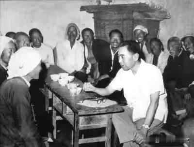 历史时光1961年4、5月间，周恩来总理在河北磁县农村召开座谈会。