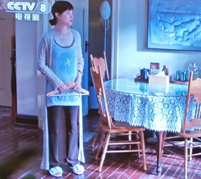 孙俪身上这件衣服着实有些奇特。若说是家居服，未免过于冗长，下摆直接拖到地面，