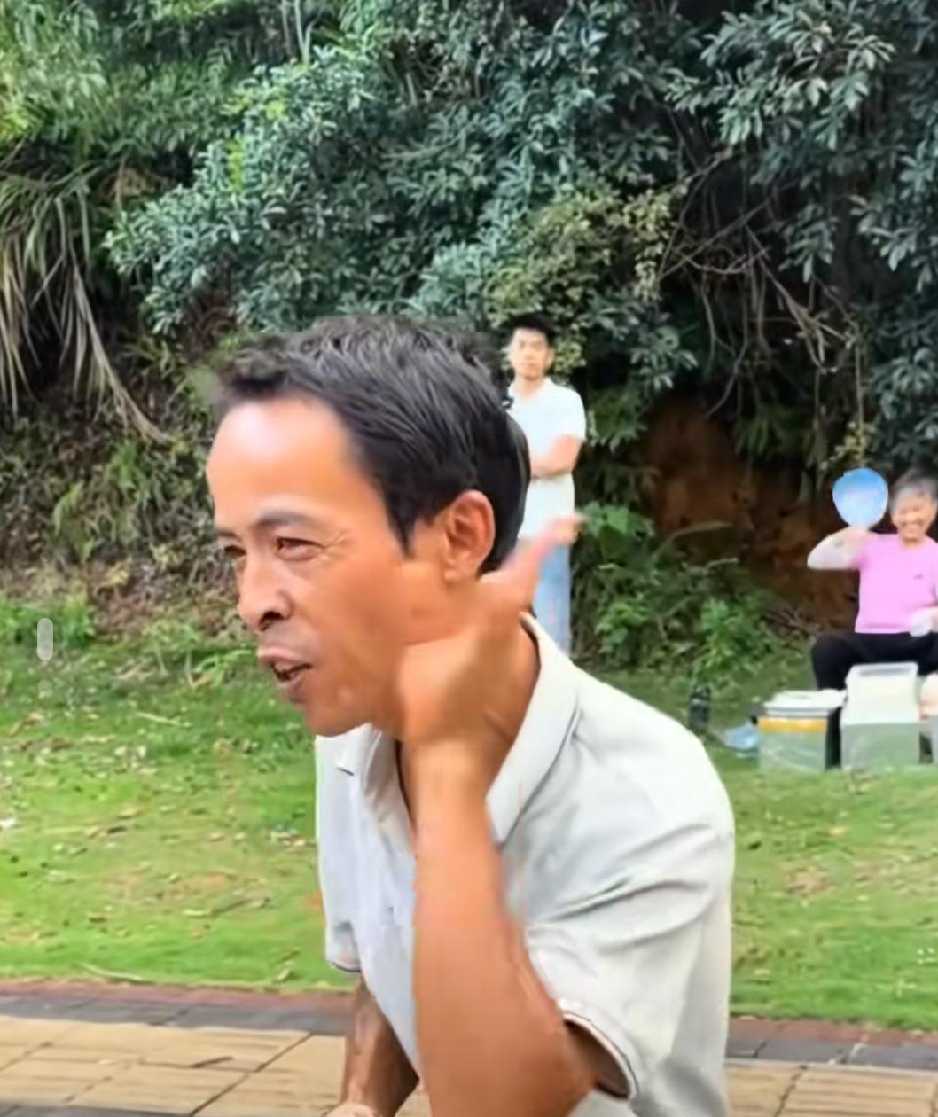 这么多人喜欢鸡排哥？在国庆的第一天，一家鸡排店的门口排起了长长的队伍，许多人慕