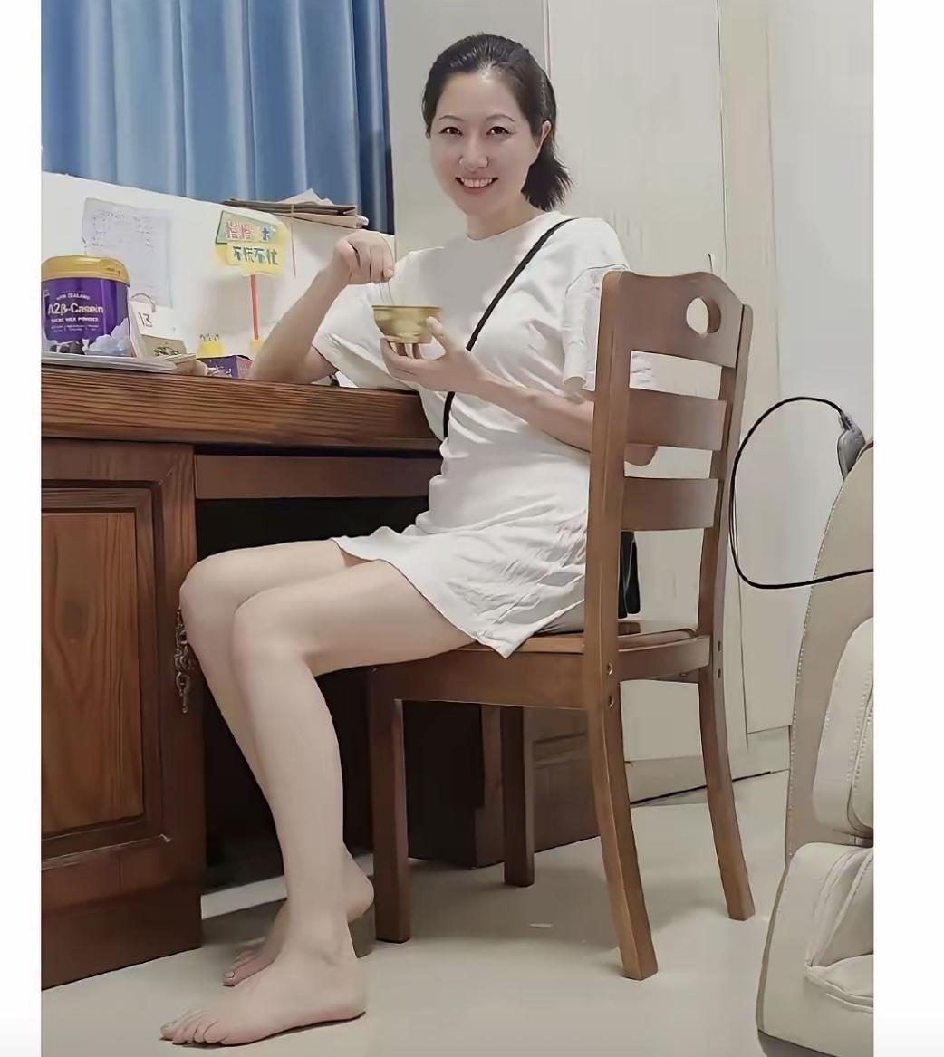凭你的经验她有几段婚姻？