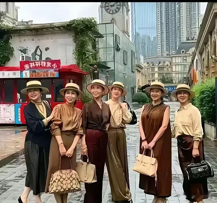 想听实话么？看到这些老年人的穿着，我还真不喜欢第一副图的打扮，感觉有点装，走在街