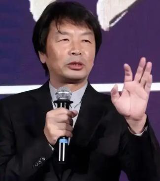 有这四种特质的人，自带福气：第一：言语积极，是给自己铺路。遇到困难，