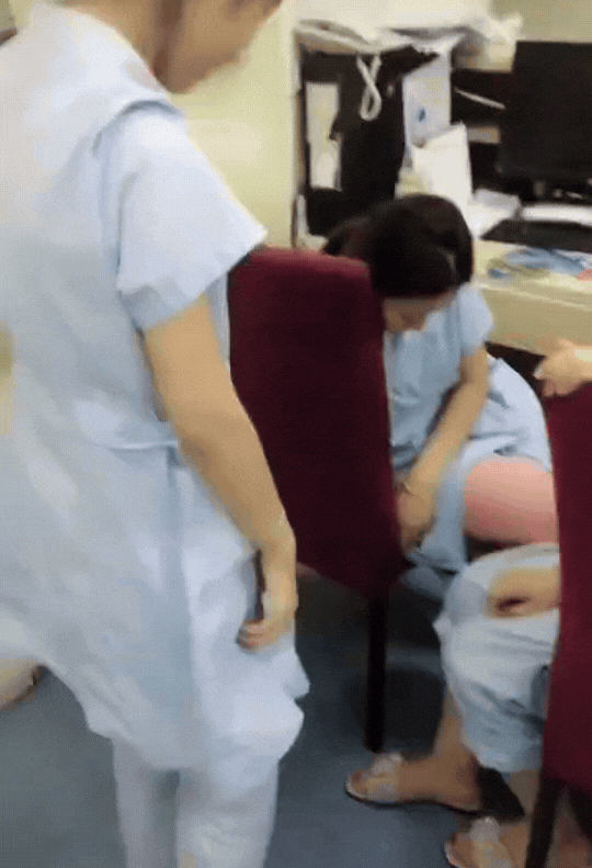 护士小姐姐上班，鞋子换着穿，这要是男人之间别说换着穿，试试都不行！