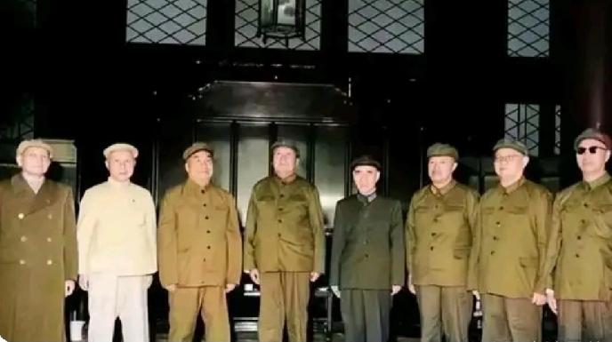 这是第一代中央领导集体合影。你能从左至右分别说出他们的名字吗？