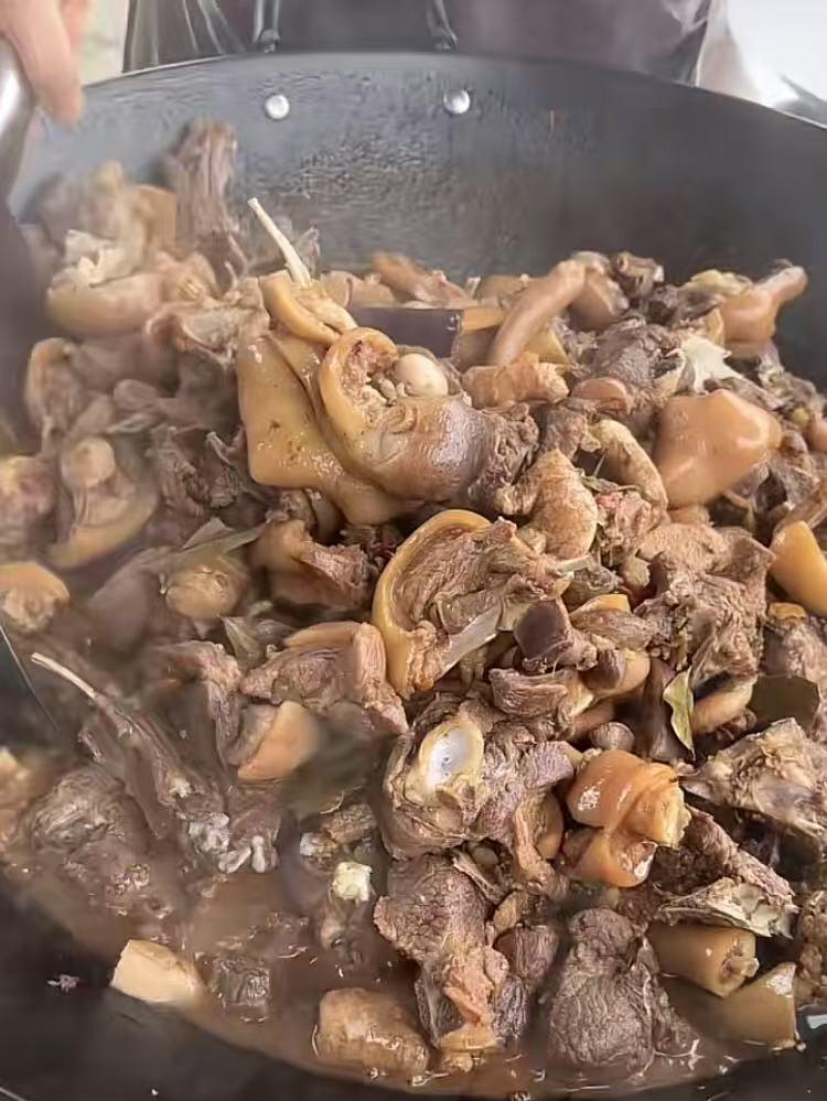 广东现都很多地方有样学样都学广西了，夏至都有很多人吃狗肉！广东除了客家人，粤西湛
