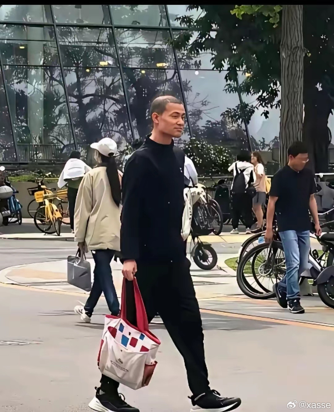 天哪，韦神居然变样了！谁能想到一向不修边幅的他，如今模样大变，这还是我们熟悉的那