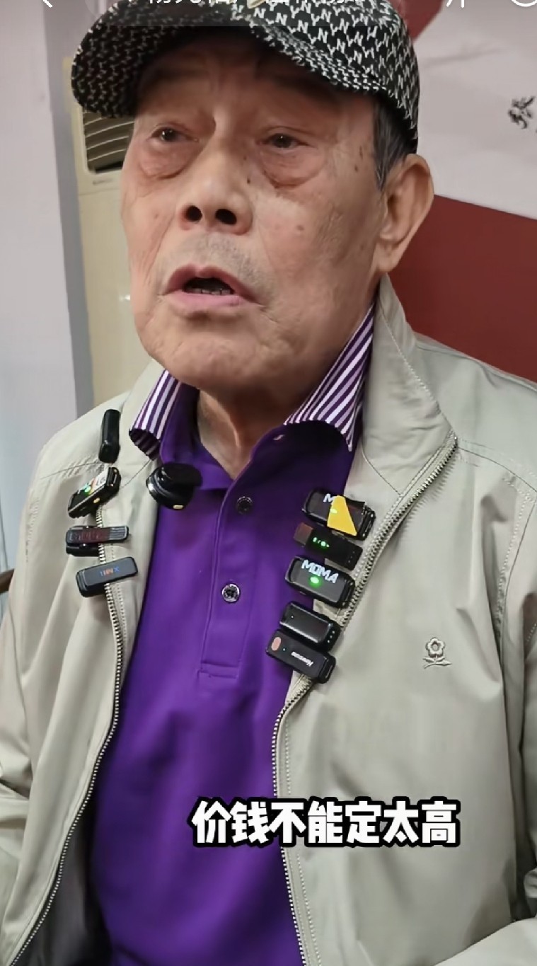 杨威认怂，自降身价，杨议为何还在炮轰。昨天刷到杨威直播，他直接说“我不配，不敢卖高价”。这话从一个马