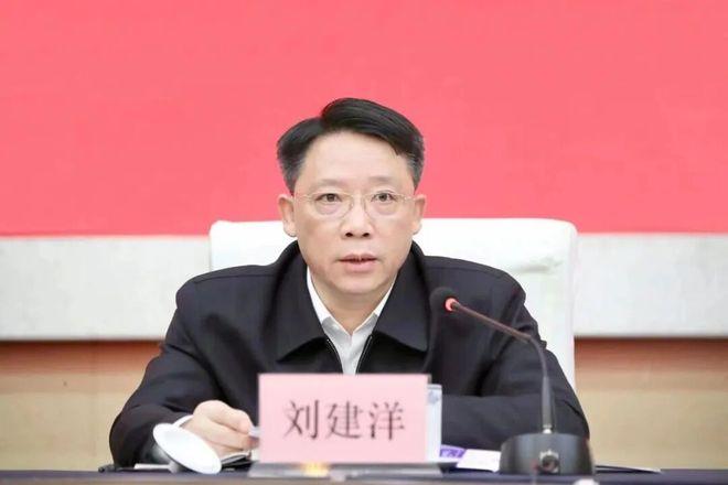 八月的最后一天，辗转三地任职的刘建洋，在离开家乡近7年后，栽倒在耳顺之年。5
