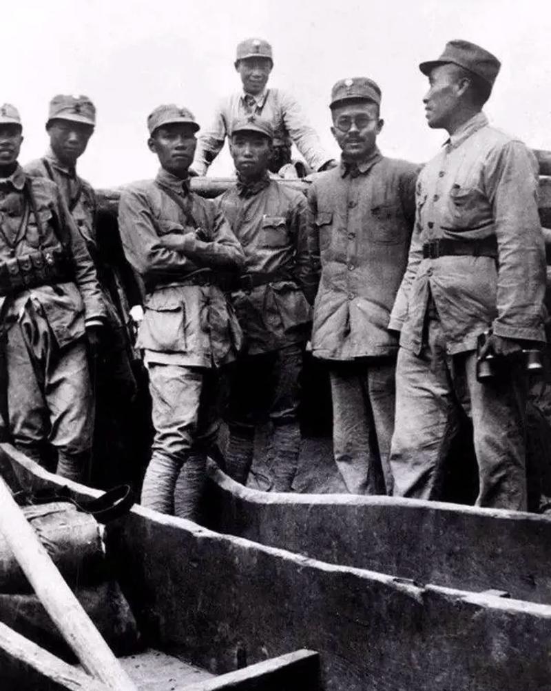 1942年，八路军在转移时，总被日军发现，司令员感觉有蹊跷，就派人调查，发现秘书