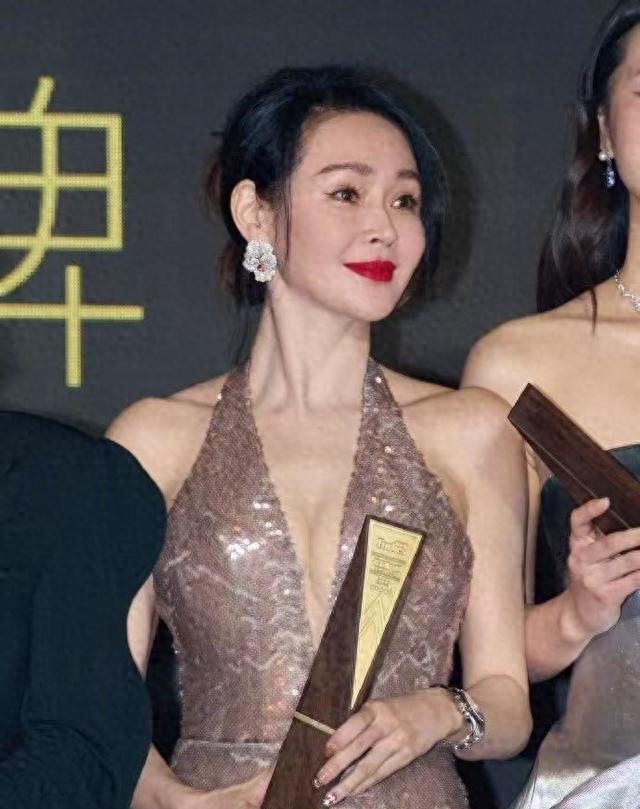 42岁于明加红毯不收腹，大方亮出小肚子，她的穿搭智慧比身材更辣