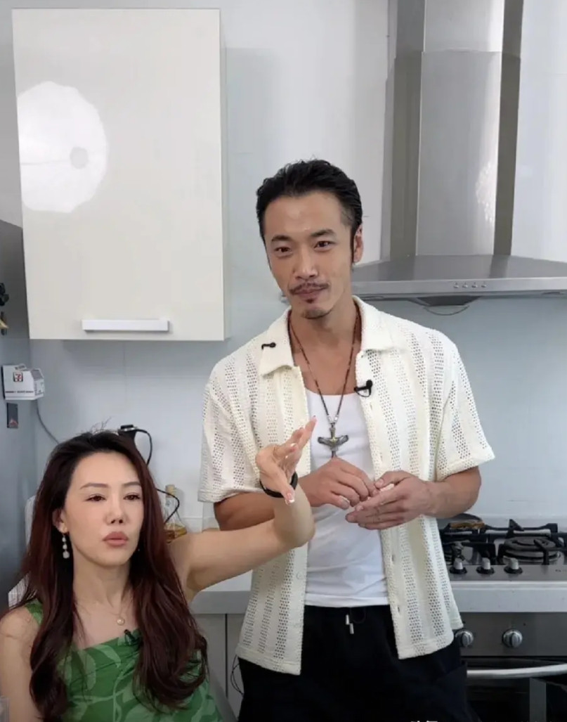 原来这两口子也直播带货了王姬的女婿和女儿正在直播带货，在这个时代钱还是万能的，