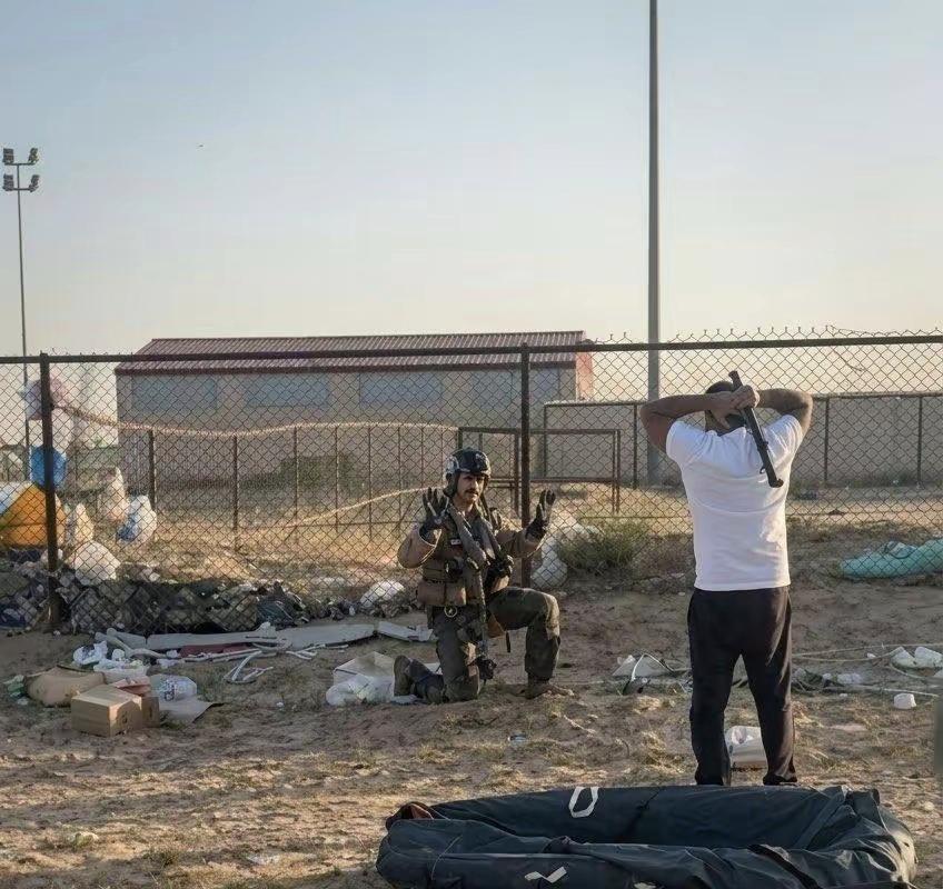 被美军飞行员笑死了，落在了盟友土地上，竟然还直接下跪投降！2026年3月1日